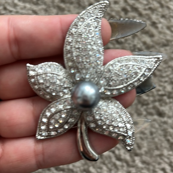 Flower Pin With Pearl - Picture 2 of 3